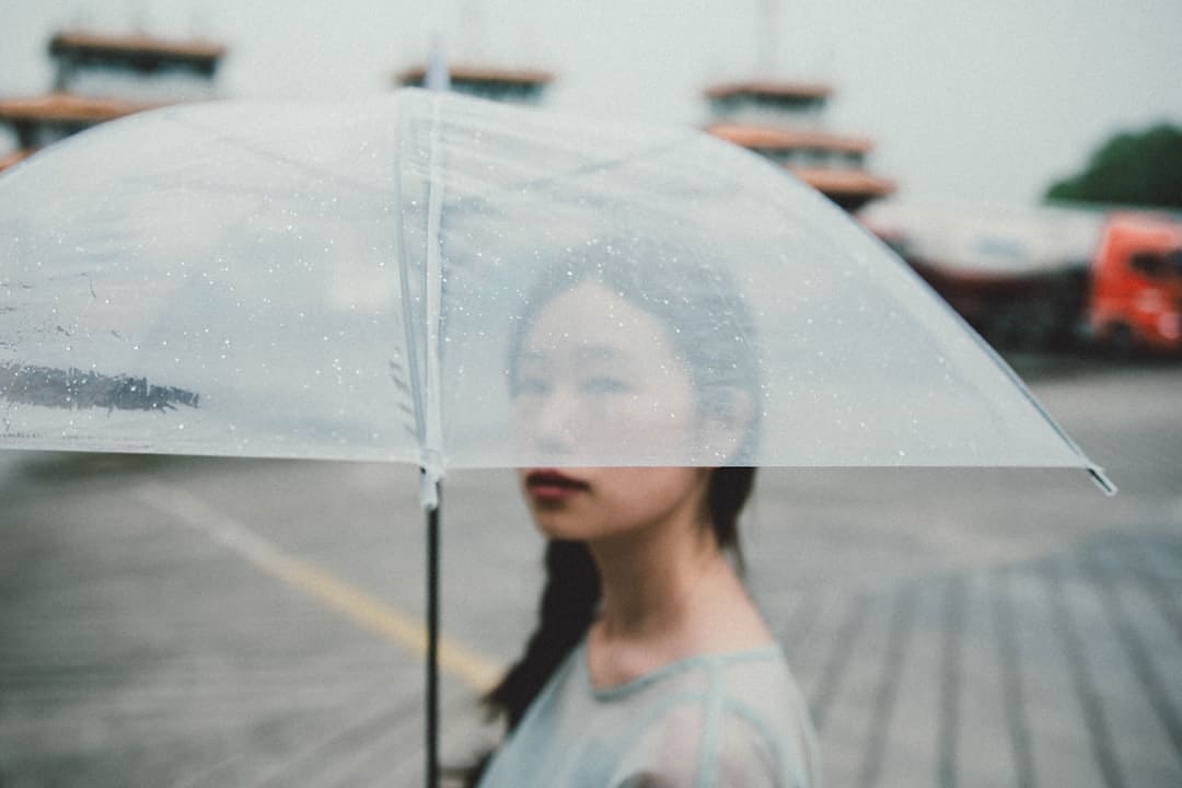 具俊晔现身大S墓地 坐旁边为其修图 深情守护引发感动